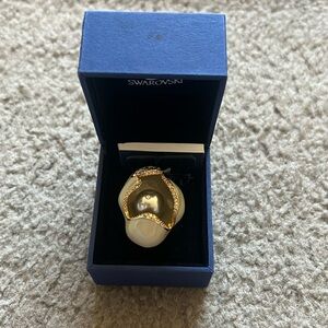 Swarovski flower ring in size 6.5
